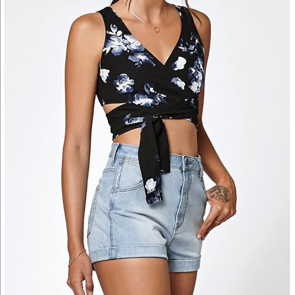 NWOT KENDALL & KYLIE WRAP TOP MEDIUM